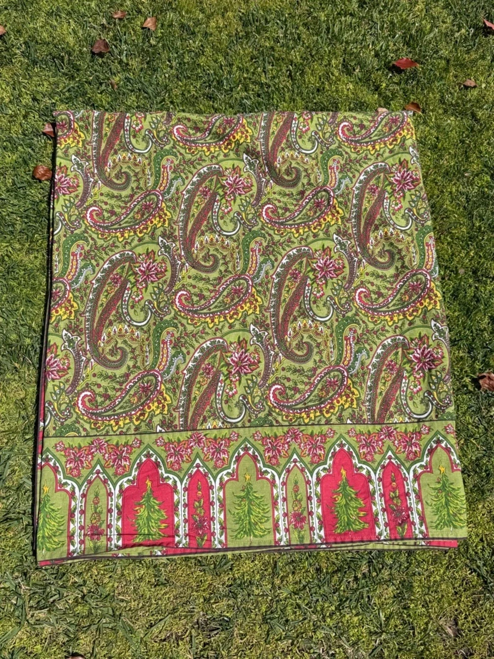 April Cornell Whimsical Paisley Christmas Holiday Tablecloth 61x101 Festive GUC